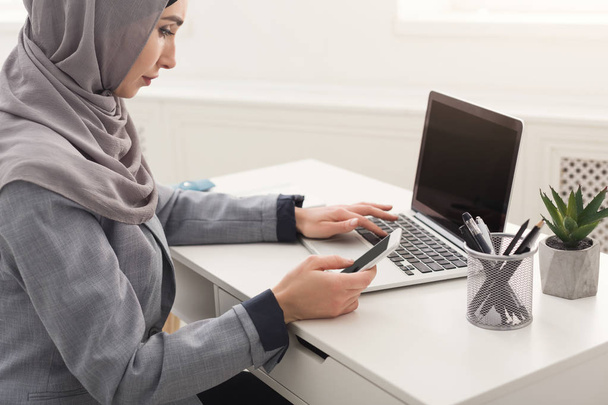 Арабская предпринимательница в хиджабе работает в офисе
 - Фото, изображение