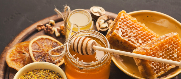 Varios tipos de miel en bandeja de madera, primer plano
 - Foto, Imagen