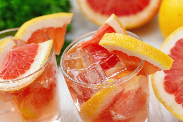 Bebida refrescante, cóctel de pomelo. Cóctel de desintoxicación con fruta fresca
 - Foto, Imagen