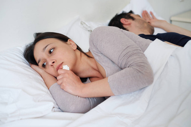 Traurige Frau weint im Bett, ignoriert von ihrem Freund - Foto, Bild