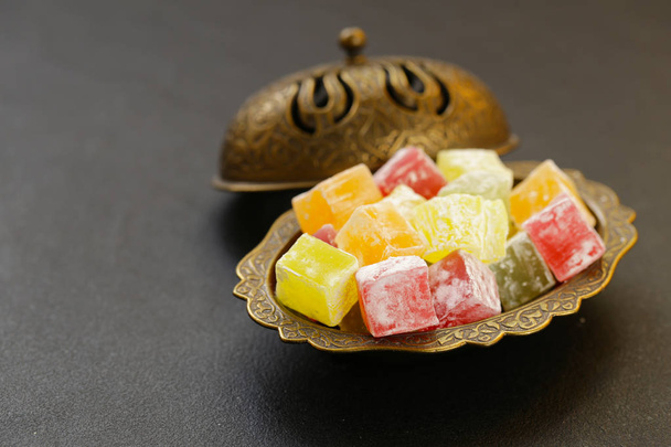 πολύχρωμο γλυκά λουκούμι τα παραδοσιακά πιάτα - Φωτογραφία, εικόνα