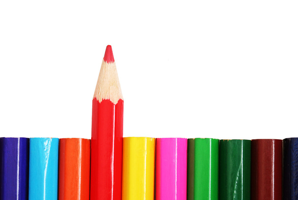 Crayons colorés avec un rouge debout
. - Photo, image