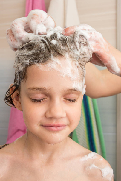Девочка любит, когда мама мыла волосы шампунем.
 - Фото, изображение