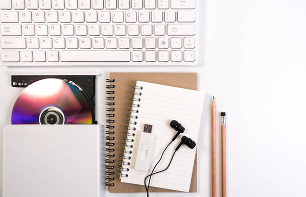 Irodai asztal zenész dalszerző munka fülhallgató, notebook és ceruzák fehér háttérrel. Felülnézeti kép. - Fotó, kép
