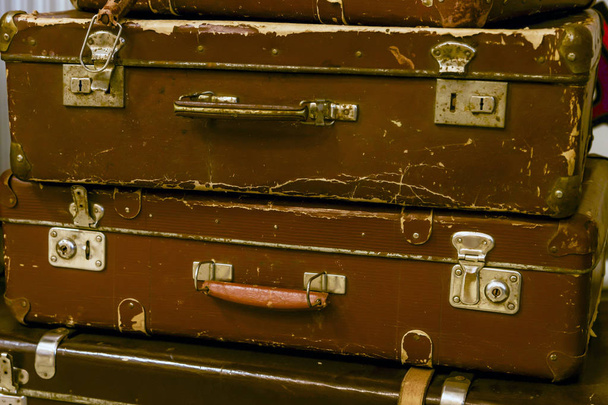 Yksityiskohta kaksi hyvin vanhaa ruskea lukittu matkalaukut
 - Valokuva, kuva