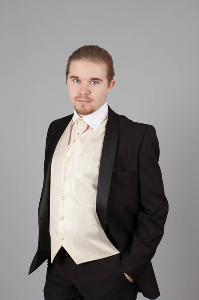 Portret przystojny młody mężczyzna w smokingu. Modne ubrania na uroczysty wieczór - Zdjęcie, obraz
