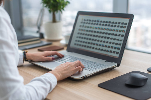 Werken met de laptop vrouw schrijven van een blog. Vrouwelijke handen op het toetsenbord. - Foto, afbeelding
