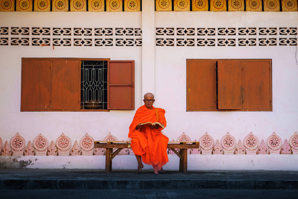Mniši v Thajsku jsou čtení knih - Fotografie, Obrázek