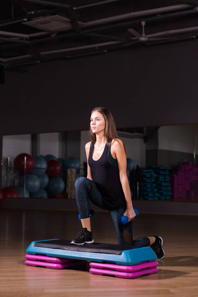 Fitness, spor, eğitim ve yaşam tarzı kavramı - kadın spor salonunda dumbbells ile - Fotoğraf, Görsel