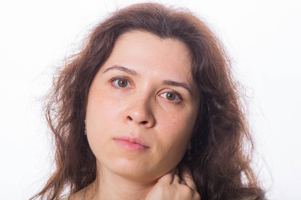 Nahaufnahme Porträt einer jungen Frau in trauriger Melancholie auf weißem Hintergrund - Foto, Bild