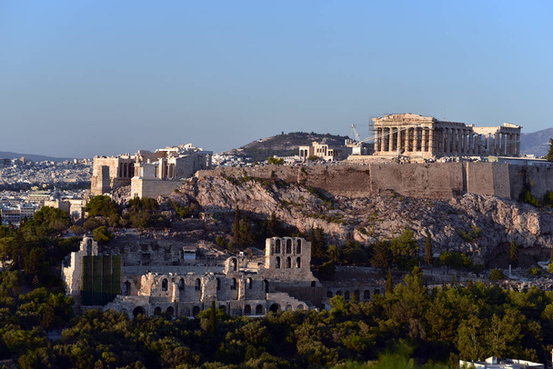 Atenas, Vista panorâmica da Acrópole e Colina de Lycabettos a partir do monte Philapoppos. Attica, Grécia
 - Foto, Imagem