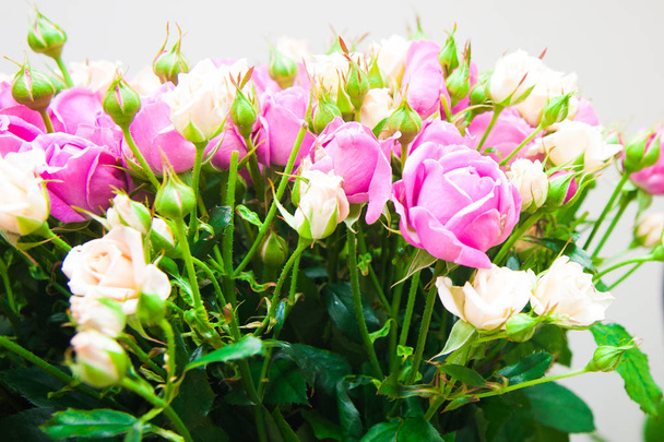 Panier de roses colorées en vente sur le marché
 - Photo, image