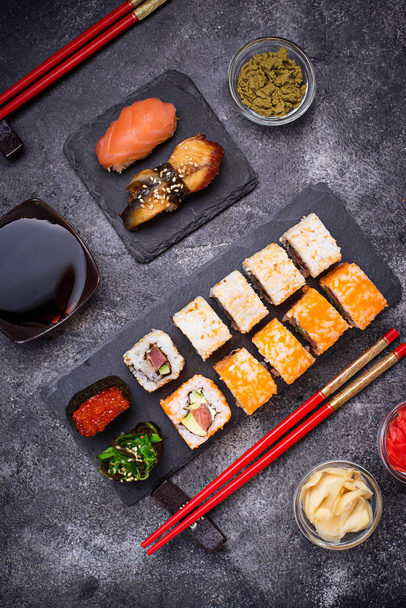 Sushi e roll set na mesa preta
 - Foto, Imagem