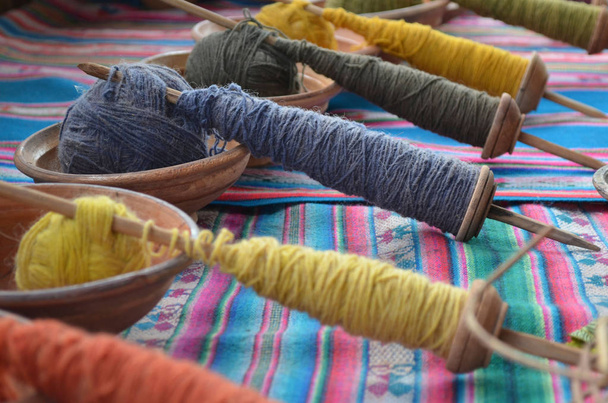 Lana de alpaca teñida naturalmente y utilizada para tejidos tradicionales en un taller cerca de Huancayo en los Andes peruanos
 - Foto, Imagen