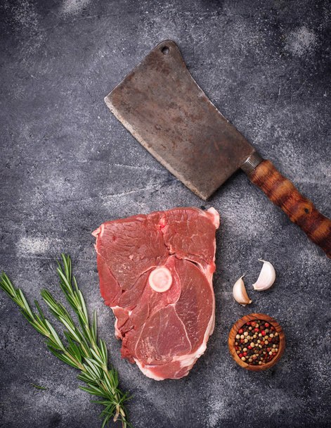 Carne de cordero con romero, especias y cuchilla
.  - Foto, Imagen
