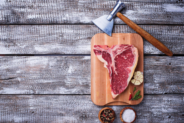 rohes T-Bone Steak mit Beil - Foto, Bild