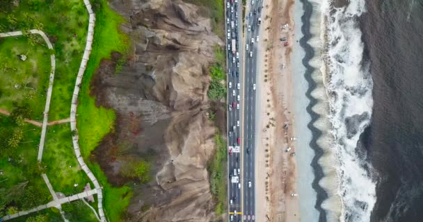 Vista aérea de la carretera y costa de Costa Verde en Lima Perú
 - Metraje, vídeo