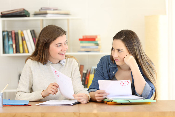 Students talking about her exam grades - Φωτογραφία, εικόνα