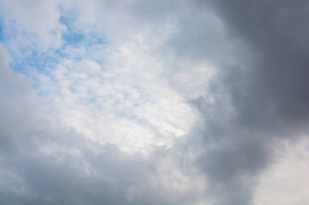 Witte kleur wolken gevonden in de blauwe hemelachtergrond - Foto, afbeelding