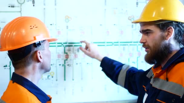 Δύο μηχανικοί σε προστατευτικά κράνη που εργάζονται από κοινού στην περιοχή κατασκευής - Πλάνα, βίντεο