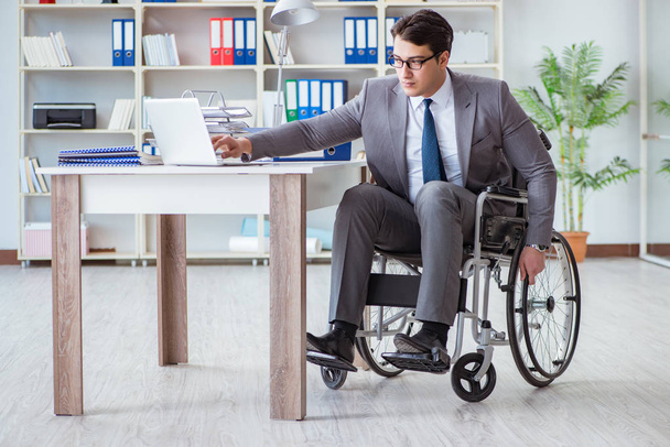 Empresario discapacitado que trabaja en la oficina - Foto, imagen