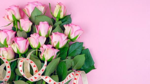 Muttertag Hintergrund von rosa Rosen mit Kopierraum auf rosa Holztisch. - Foto, Bild