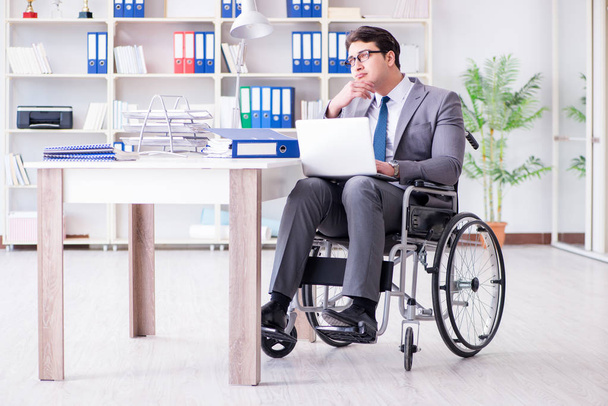 Инвалидный бизнесмен, работающий в офисе - Фото, изображение