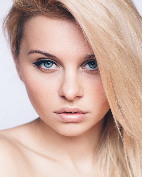 Headshot de menina adolescente com cabelo loiro, olhos azuis e pele limpa fresca lisa, olhando para a câmera. Pessoas e conceito de estilo de vida
 - Foto, Imagem