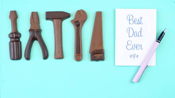 Vatertag Overhead von Schokolade Werkzeug-Set mit besten Papa je Grußkarte - Foto, Bild