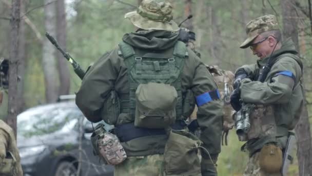 Soldaten in camouflage voorbereiden van slag en check out uitrusting en wapens - Video