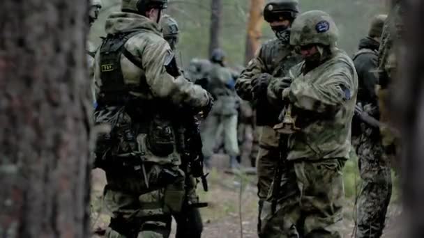 Солдати в камуфляжі готуються до бою і перевіряють обладнання та зброю
 - Кадри, відео