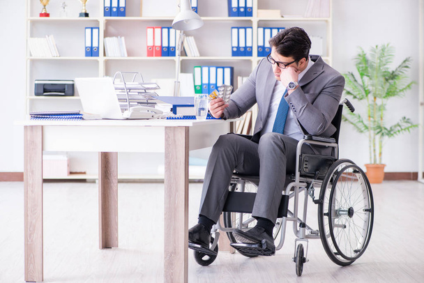Disabled businessman working in the office - Фото, изображение