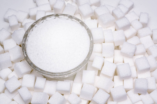 Azúcar cristalino blanco sobre fondo blanco
 - Foto, imagen