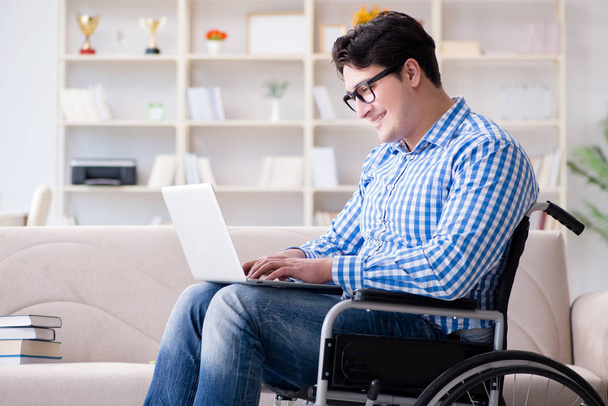 Jeune étudiant en fauteuil roulant en situation de handicap concept - Photo, image