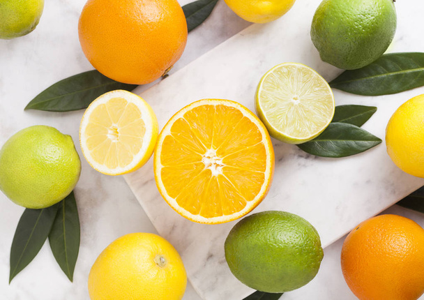 Fresh organic raw oranges with limes and lemons  - Foto, immagini