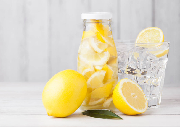 Botella de vidrio de limón todavía fruta agua
  - Foto, imagen
