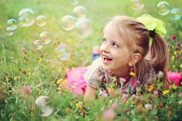 Bonne petite fille jouant avec des bulles - Photo, image