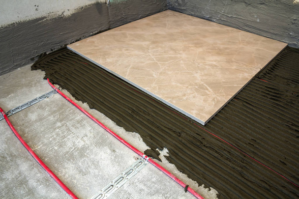 セラミック タイル、瓦職人のためのツール。床のタイルのインストール。改築、改修 - セラミック タイル床接着剤, - 写真・画像
