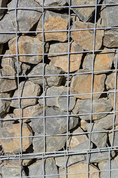 Проволочная сетка и каменная удерживающая стена
 - Фото, изображение