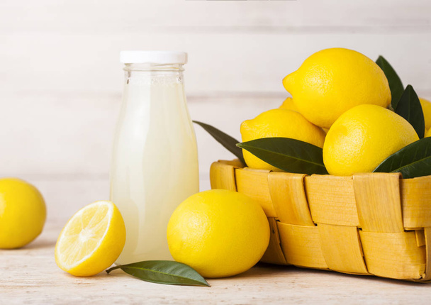 Glass bottle of organic fresh lemon juice fruits - Foto, immagini