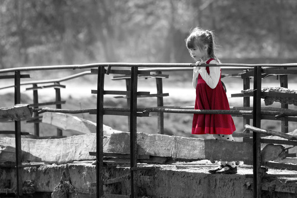 Zwart-wit foto van vrij blond kind meisje in de rode jurk  - Foto, afbeelding