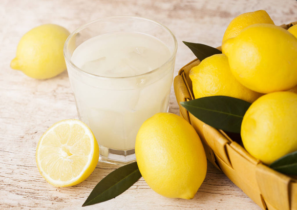 Glass of organic fresh lemon juice and fruits - Zdjęcie, obraz