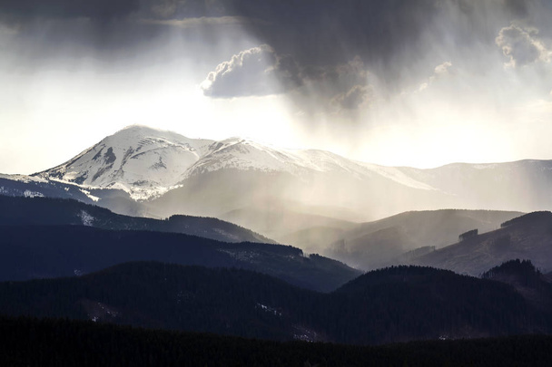 Henkeäsalpaavat näkymät upea sumuinen Karpaattien vuoret, Co
 - Valokuva, kuva