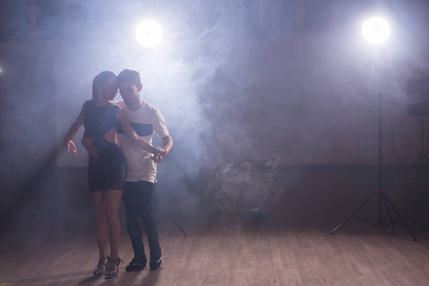 Молодая влюбленная пара танцует социальный данс кизомба или бачата
. - Фото, изображение