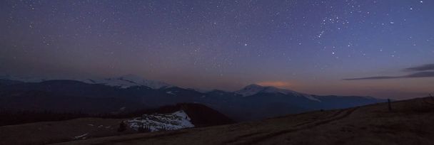 Majestueuze uitzicht op fantastische donkere sterrenhemel over prachtige karper - Foto, afbeelding