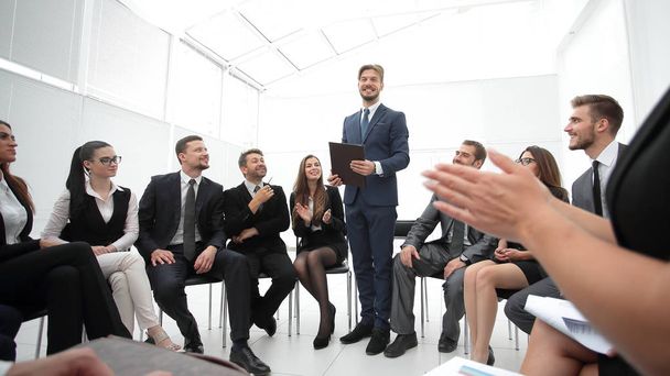 business coach επικοινωνεί με την επιχειρηματική ομάδα - Φωτογραφία, εικόνα