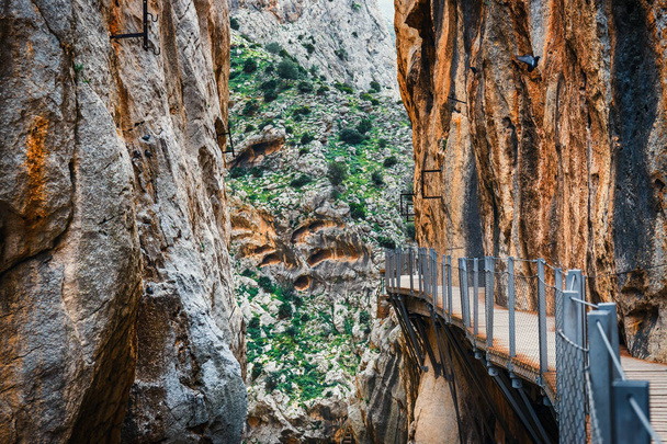 ロイヤル ・ トレイルとして知られているエル ・ カミニート ・ デル ・ レイ - 渓谷チョロ、アンダルシア、スペインの絶壁に沿って山道 - 写真・画像