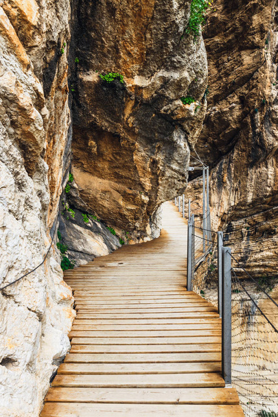 Caminito Del Rey - βουνό ξύλινο μονοπάτι κατά μήκος απόκρημνα βράχια στην Ανδαλουσία, Ισπανία - Φωτογραφία, εικόνα
