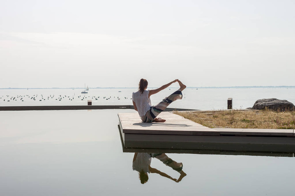 představují ženy na přímořské meditoval v józe - Fotografie, Obrázek