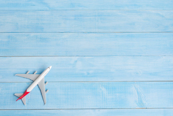 bovenaanzicht van vliegtuig model op lichte blauwe houten plankenvloer - Foto, afbeelding